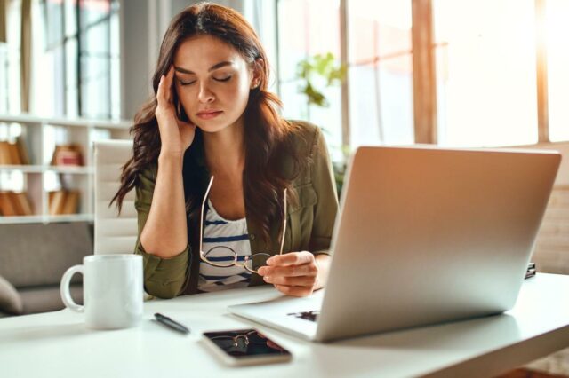 Querida Abby: Meu trabalho está me deixando deprimida – seria Querida Abby: Meu trabalho está me deixando deprimida – seria egoísmo da minha parte desistir?