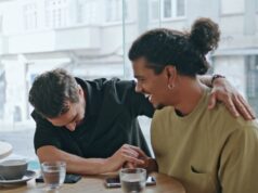 Querida Abby: Minha paixão está dormindo comigo, mas acha que ser gay é errado Querida Abby: Minha paixão está dormindo comigo, mas acha que ser gay é errado