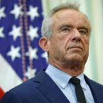Um painel consultivo nomeado pelo secretário de Saúde, Robert F Kennedy Jr., está se preparando para recomendar grandes mudanças no momento em que as crianças recebem vacinas (Getty Images)