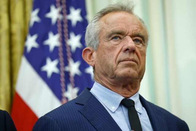 RFK Jr pronto para fazer grandes mudanças no momento em Um painel consultivo nomeado pelo secretário de Saúde, Robert F Kennedy Jr., está se preparando para recomendar grandes mudanças no momento em que as crianças recebem vacinas (Getty Images)