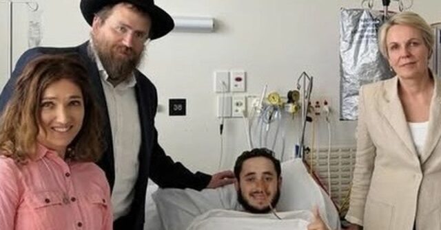 O rabino Leibel Lazaroff, 20 anos, foi baleado no abdômen e na coxa enquanto se voluntariava na celebração de Chanucá à beira-mar no Parque Bondi'a Archer em 14 de dezembro.