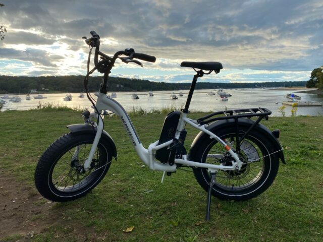 Rad Power Bikes pede falência e pretende vender o negócio RadExpand 5 Rad Power Bikes against harbor background