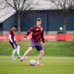 Amir Ibragimov lidera o discurso da equipe do Manchester United Sub-18.