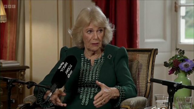 Rainha Camilla da Grã-Bretanha lembra de ter sido atacada em trem quando era adolescente
