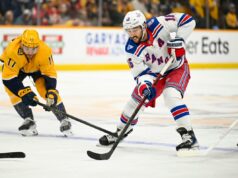 Rangers ainda em busca de solução para a tendência consecutiva ‘preocupante’ após a última derrota O pivô do New York Rangers, Vincent Trocheck (16), patina com o disco contra o Nashville Predators.