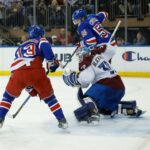 O ala esquerdo do New York Rangers, Artemi Panarin, marca um gol no terceiro período.