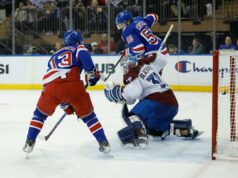 Rangers marca outro gol de seis contra cinco: ‘comprando na estrutura’ O ala esquerdo do New York Rangers, Artemi Panarin, marca um gol no terceiro período.