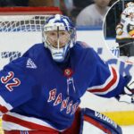 O goleiro do New York Rangers, Jonathan Quick, defendendo a rede.