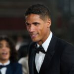 Raphael Varane fazendo sorteio para a UEFA