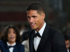 Raphael Varane diz que há um “grande problema” no futebol depois do que aconteceu com ele no Man Utd Raphael Varane fazendo sorteio para a UEFA