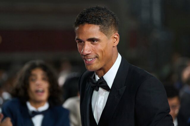 Raphael Varane fazendo sorteio para a UEFA