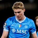 Rasmus Hojlund faz careta, com camisa do Napoli