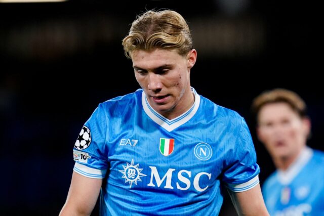 Rasmus Hojlund admite problema de gol no Napoli, com o Rasmus Hojlund faz careta, com camisa do Napoli