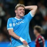 Rasmus Hojlund segurando a Supercopa da Itália