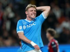 Rasmus Hojlund não pode reescrever a história, ele afirmou claramente que queria permanecer no Man Utd Rasmus Hojlund segurando a Supercopa da Itália