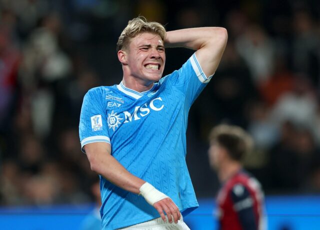 Rasmus Hojlund segurando a Supercopa da Itália