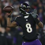 Lamar Jackson nº 8 do Baltimore Ravens passa a bola contra o New England Patriots durante o primeiro quarto no M&T Bank Stadium em 21 de dezembro de 2025 em Baltimore, Maryland.