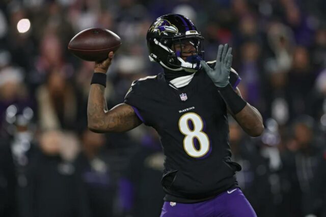 Lamar Jackson nº 8 do Baltimore Ravens passa a bola contra o New England Patriots durante o primeiro quarto no M&T Bank Stadium em 21 de dezembro de 2025 em Baltimore, Maryland. 