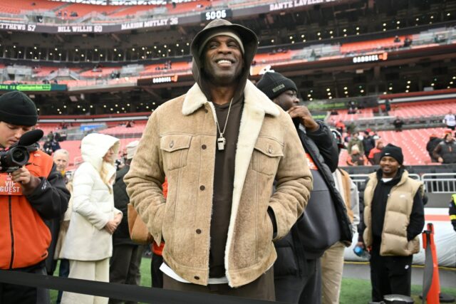 Reação imediata de Deion Sanders ao desempenho de Shedeur Sanders Cleveland Browns QB Shedeur Sanders