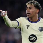 TOPSHOT - O atacante espanhol nº 10 do Barcelona, ​​Lamine Yamal, chuta a bola durante a partida de futebol da liga espanhola entre FC Barcelona e Club Atlético de Madrid no Estádio Camp Nou, em Barcelona, ​​em 2 de dezembro de 2025. (Foto de Josep LAGO / AFP)