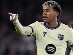 Real Betis x Barcelona: prévia da La Liga – times, início, escalações TOPSHOT - O atacante espanhol nº 10 do Barcelona, Lamine Yamal, chuta a bola durante a partida de futebol da liga espanhola entre FC Barcelona e Club Atlético de Madrid no Estádio Camp Nou, em Barcelona, em 2 de dezembro de 2025. (Foto de Josep LAGO / AFP)