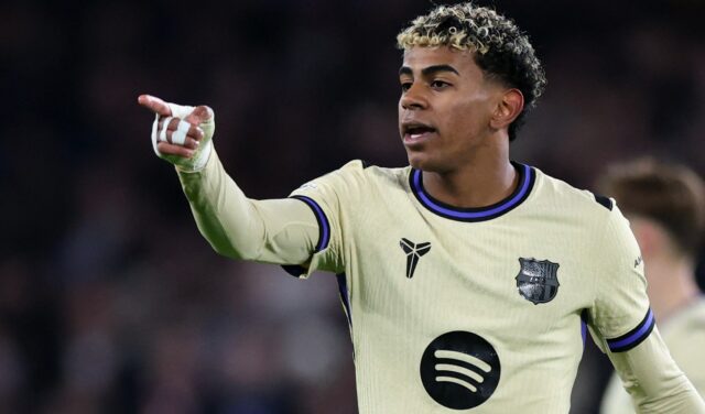 TOPSHOT - O atacante espanhol nº 10 do Barcelona, ​​Lamine Yamal, chuta a bola durante a partida de futebol da liga espanhola entre FC Barcelona e Club Atlético de Madrid no Estádio Camp Nou, em Barcelona, ​​em 2 de dezembro de 2025. (Foto de Josep LAGO / AFP)