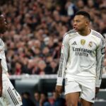 Kylian Mbappe do Real Madrid marca o terceiro gol de seu time durante a partida da LaLiga EA Sports no Athletic Club