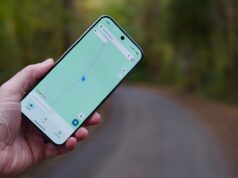 Recentemente descobri esse recurso oculto do Google Maps e agora o uso todos os dias Um carro navegando pelo ícone MAPS.ME com uma linha de rota azul, contra um fundo geométrico amarelo claro.