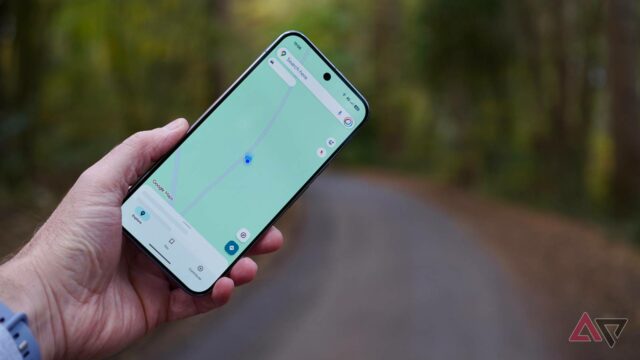 Recentemente descobri esse recurso oculto do Google Maps e agora Um carro navegando pelo ícone MAPS.ME com uma linha de rota azul, contra um fundo geométrico amarelo claro.