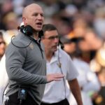 O técnico do Vanderbilt, Clark Lea, grita para um árbitro na linha lateral.