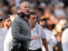 Recruta QB cinco estrelas muda da Geórgia para Vanderbilt em choque sísmico da SEC O técnico do Vanderbilt, Clark Lea, grita para um árbitro na linha lateral.