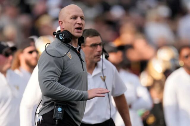 O técnico do Vanderbilt, Clark Lea, grita para um árbitro na linha lateral.