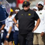 O técnico interino do Michigan, Biff Poggi, observa seu time jogar contra o Nebraska durante o primeiro tempo de um jogo de futebol americano universitário da NCAA no sábado, 20 de setembro de 2025, em Lincoln, Nebraska.