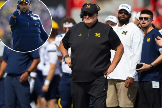 Recrutas de Michigan apoiam o técnico interino Biff Poggi enquanto O técnico interino do Michigan, Biff Poggi, observa seu time jogar contra o Nebraska durante o primeiro tempo de um jogo de futebol americano universitário da NCAA no sábado, 20 de setembro de 2025, em Lincoln, Nebraska.