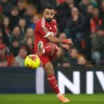 Mohamed Salah, do Liverpool, chuta a bola durante a partida de futebol da Premier League inglesa entre Liverpool e Nottingham Forest em Liverpool, Inglaterra, sábado, 22 de novembro de 2025.