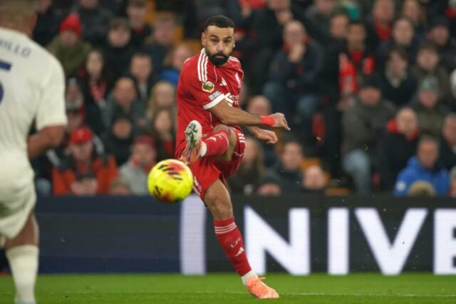 Mohamed Salah, do Liverpool, chuta a bola durante a partida de futebol da Premier League inglesa entre Liverpool e Nottingham Forest em Liverpool, Inglaterra, sábado, 22 de novembro de 2025.