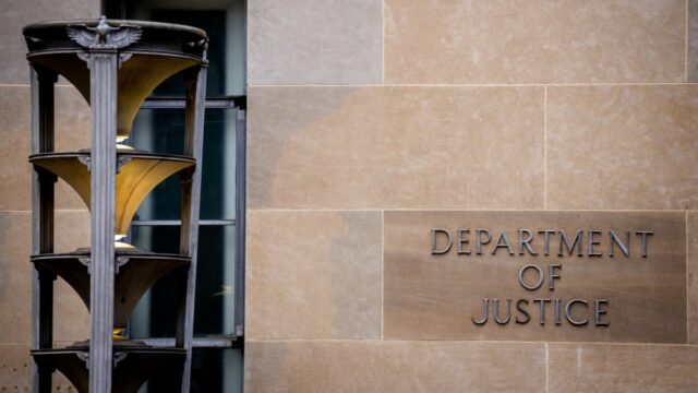 Redações em arquivos de Epstein podem ser visualizadas copiando e colando, dizem os relatórios
