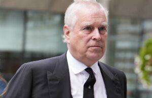 Redigir arquivos de Andrew ‘como remover Trump dos documentos de Epstein’ Andrew Mountbatten-Windsor, irmão do rei, foi formalmente destituído de seus títulos de 'príncipe' e convidado a desocupar a Royal Lodge (PA)