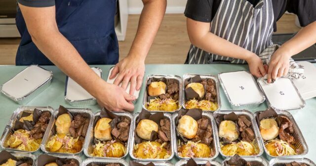 Refeições para idosos e despensas locais: como a fome está Refeições para idosos e despensas locais: como a fome está sendo abordada na zona rural de WA