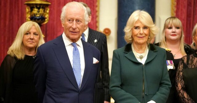 Rei Charles e Rainha Camilla revelam seu cartão de Natal Recurso Por que a família real não troca presentes extravagantes no Natal