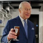 O rei Charles foi aclamado por tirar o litro 'perfeito' da Guinness, marcando hoje o lançamento de uma nova cervejaria na capital