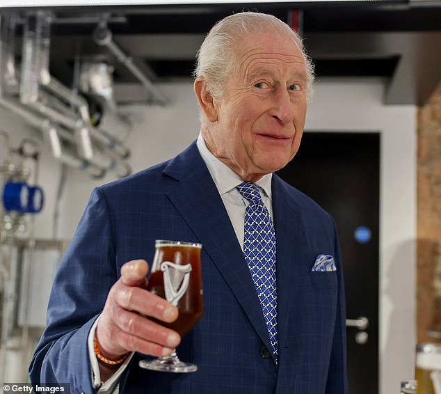 Rei Charles tira a cerveja ‘perfeita’ da Guinness no lançamento O rei Charles foi aclamado por tirar o litro 'perfeito' da Guinness, marcando hoje o lançamento de uma nova cervejaria na capital