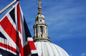 Reino Unido enfrenta reação quando professor é demitido por dizer a estudante que a Grã-Bretanha é um país cristão Reino Unido enfrenta reação quando professor é demitido por dizer a estudante que a Grã-Bretanha é um país cristão