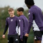 Amir Ibragimov lidera o discurso da equipe do Manchester United Sub-18.