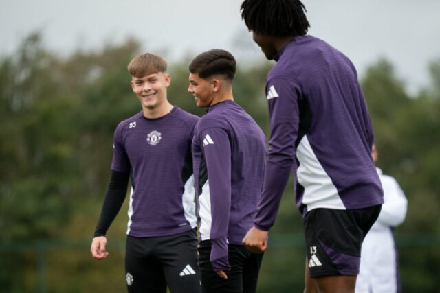 Amir Ibragimov lidera o discurso da equipe do Manchester United Sub-18.