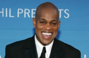 Renomado cantor de ópera esfaqueado até a morte em casa na Califórnia e policiais dizem que seu filho é suspeito de ser o assassino Jubilant Sykes, um renomado cantor de ópera de 71 anos, foi morto a facadas em uma casa no condado de Los Angeles, e a polícia acredita que seu filho é o assassino (Frazer Harrison/Getty Images)