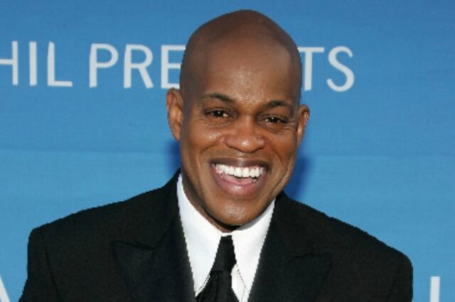 Renomado cantor de ópera esfaqueado até a morte em casa Jubilant Sykes, um renomado cantor de ópera de 71 anos, foi morto a facadas em uma casa no condado de Los Angeles, e a polícia acredita que seu filho é o assassino (Frazer Harrison/Getty Images)