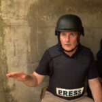 Repórter da Al Jazeera se abriga em meio a bombardeios na fronteira entre Tailândia e Camboja