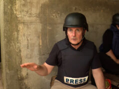 Repórter da Al Jazeera se abriga em meio a bombardeios na fronteira entre Tailândia e Camboja Repórter da Al Jazeera se abriga em meio a bombardeios na fronteira entre Tailândia e Camboja