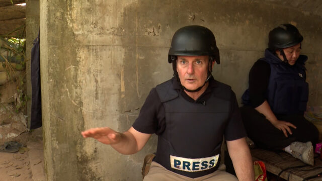 Repórter da Al Jazeera se abriga em meio a bombardeios Repórter da Al Jazeera se abriga em meio a bombardeios na fronteira entre Tailândia e Camboja